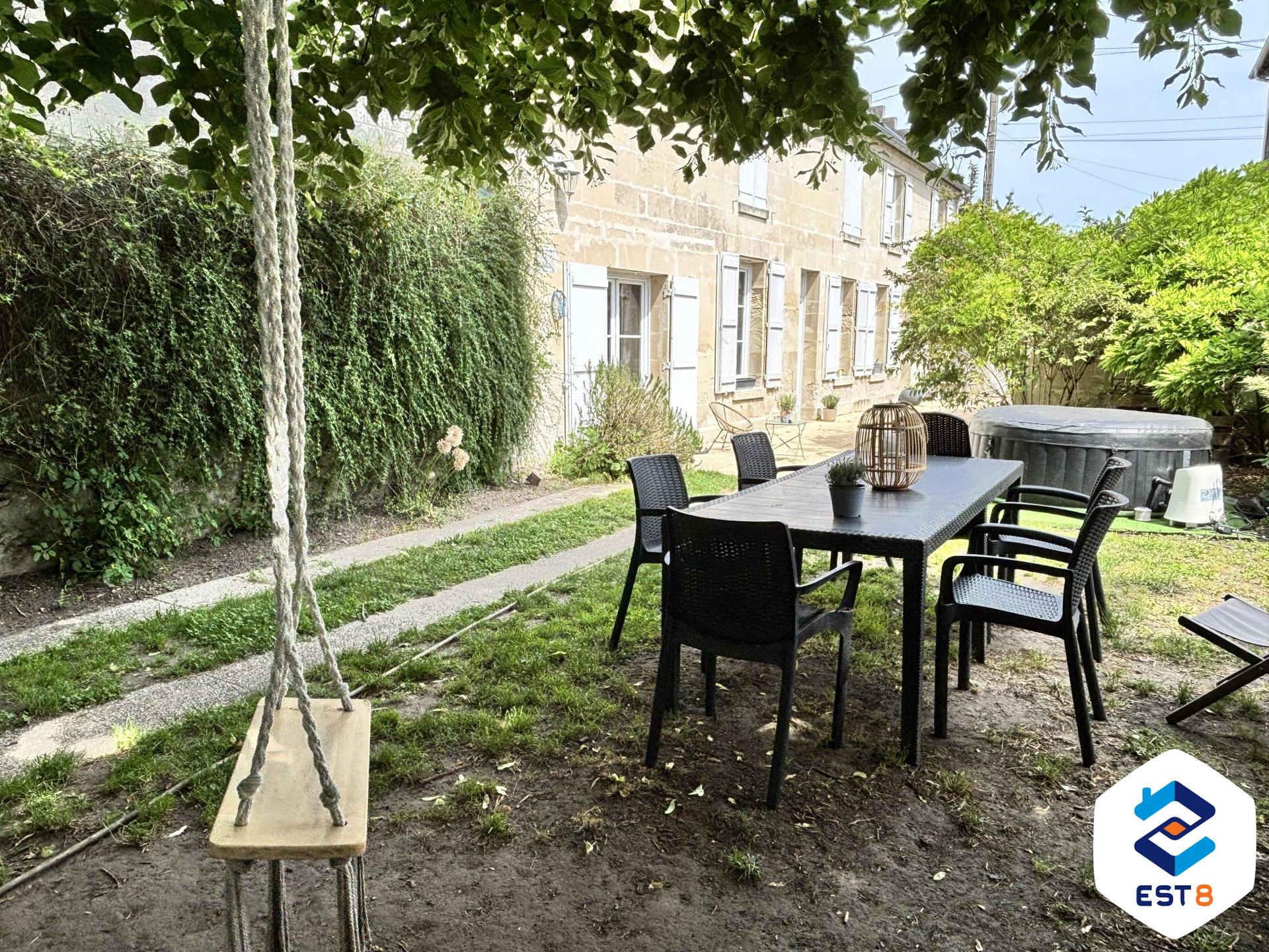 Maison en pierre à proximité des commerces